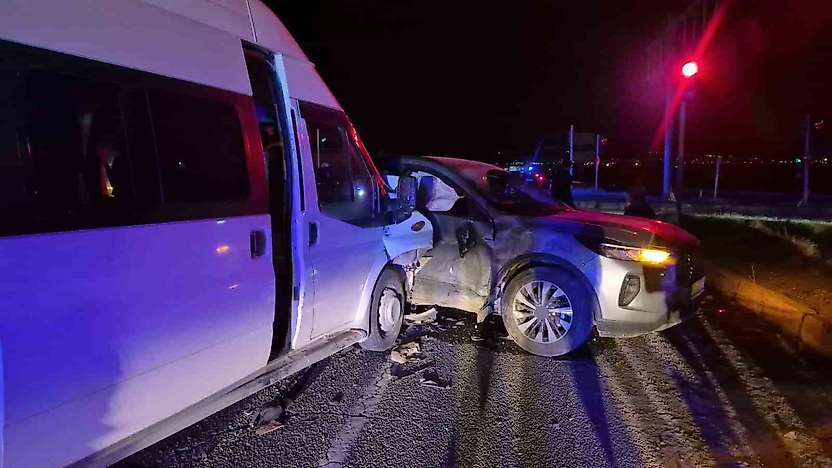 Adıyaman'da otomobil ile minibüs çarpıştı: 12 yaralı