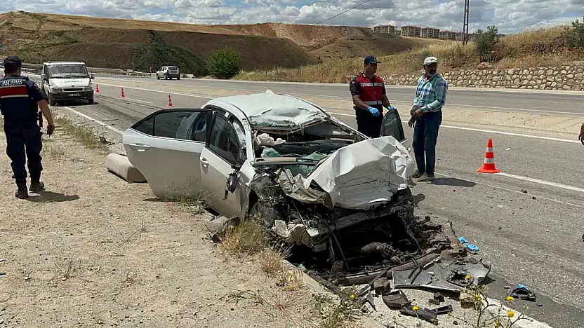 Adıyaman'da otomobil kamyona arkadan çarptı: 1 ölü