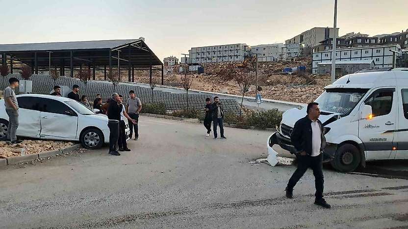 Adıyaman'da otomobil minibüsle çarpıştı: 4 yaralı