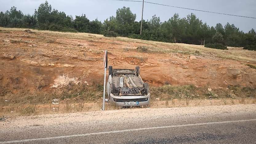 Besni'de otomobil takla attı