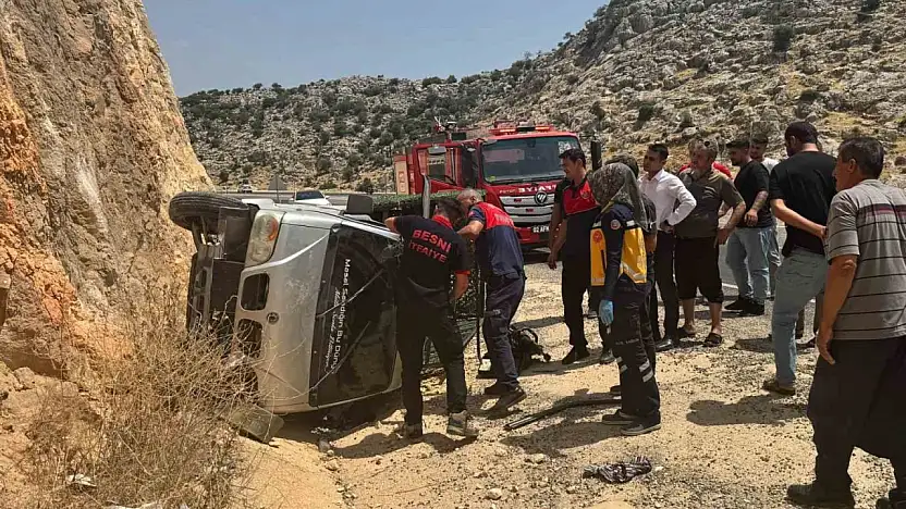 Adıyaman'da şarampole devrilen kamyonetin sürücüsü yaralandı