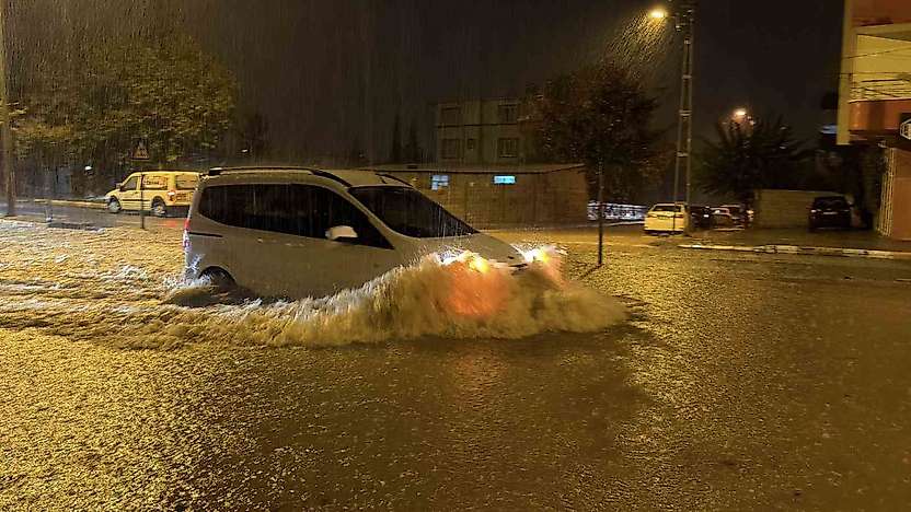 Adıyaman'da Sağanak Yağış Hayatı Olumsuz Etkiledi Yollar Göle Döndü
