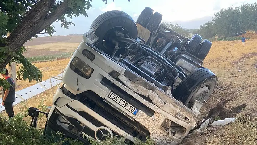 Adıyaman'da Tır şarampole devrildi