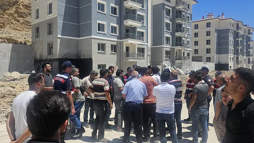 Adıyaman Gölbaşı deprem konutlarında kriz! Maaşlarını alamayan işçiler eylem yaptı