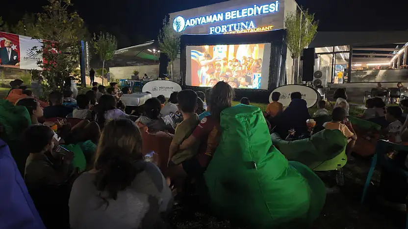 Adıyamanlı çocukların açık hava sinema keyfi