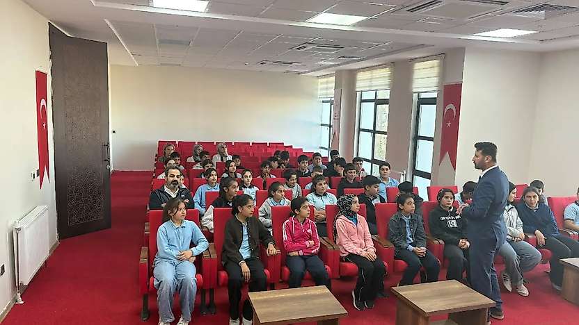 Akın, Öğrencilerle Eğitim ve Gelecek Üzerine değerlendirmede bulundu