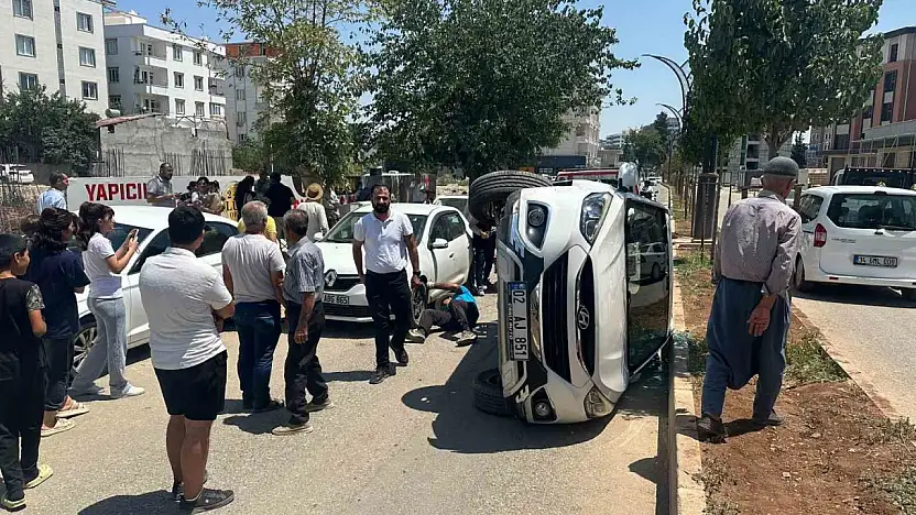 Araçla çarpışan otomobil devrildi: 1 yaralı