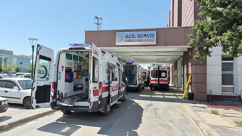 Adıyaman'da arkadaşların bıçaklı şakalaşması hastanede bitti