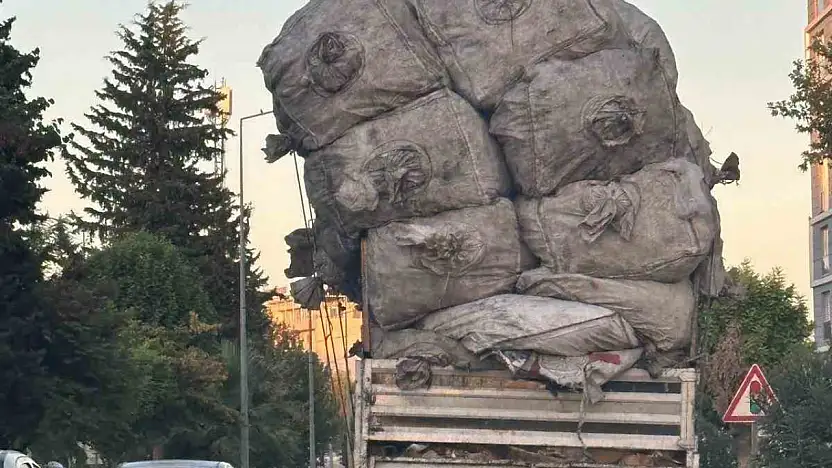 Aşırı yükle trafikte ilerleyip tepkilere neden oldu