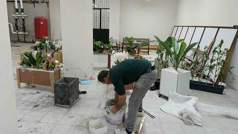 Atık malzemelerle okulu süslüyor