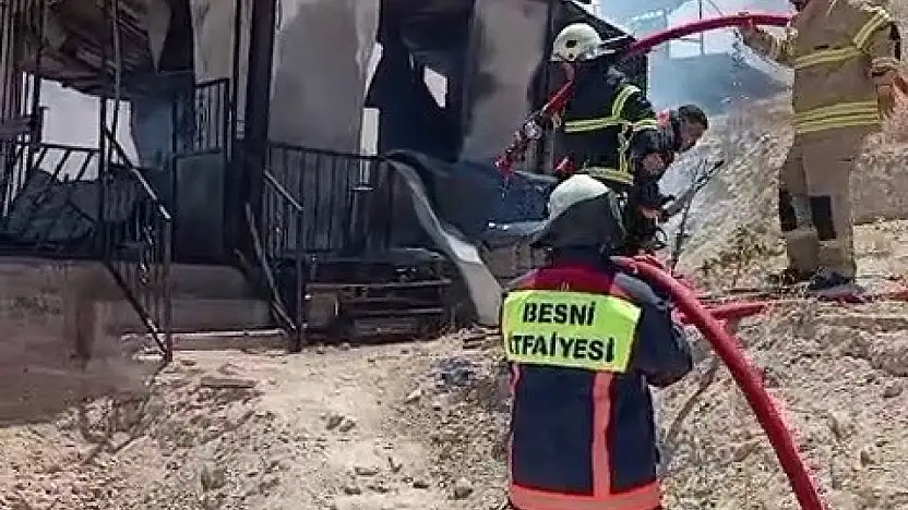 Adıyaman Besni'de Bağ Evinde Yangın Paniği