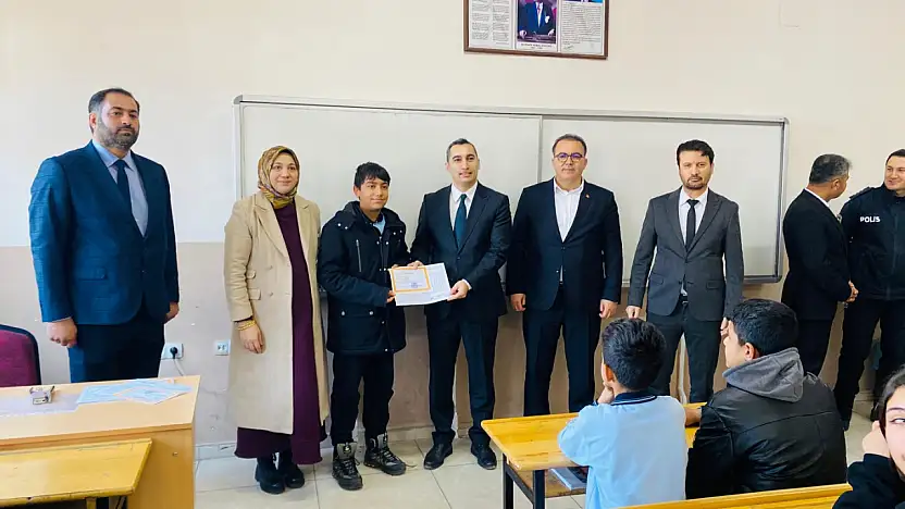 Başkan Fırat öğrencilerin karne heyecanına ortak oldu