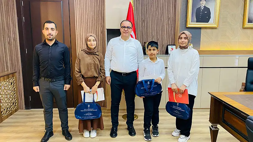Başkan Fırat'tan örnek davranış: En fazla kitap okuyan öğrencileri ödüllendirdi