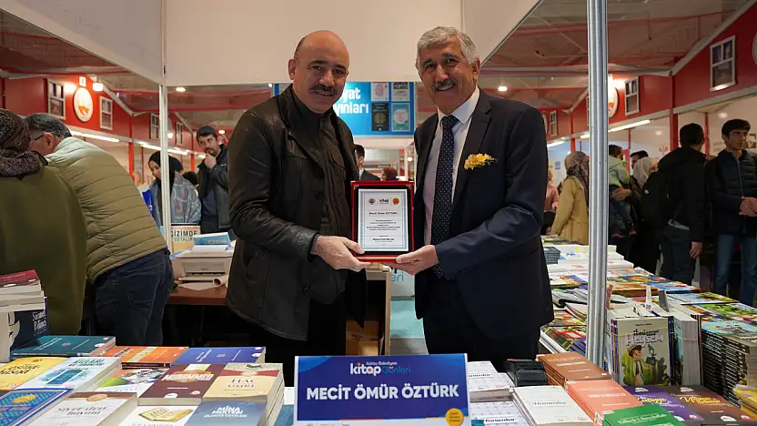 Başkan Hallaç'tan yazarlara plaket