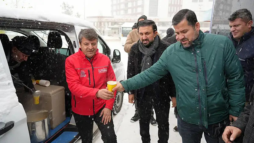 Başkan Tutdere'den Yürekleri Isıtan İkram: Kar Yağışında Sıcak Çorba Desteği