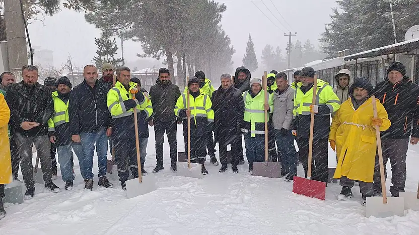 Besni Belediye ekipleri kar temizleme çalışması başlattı
