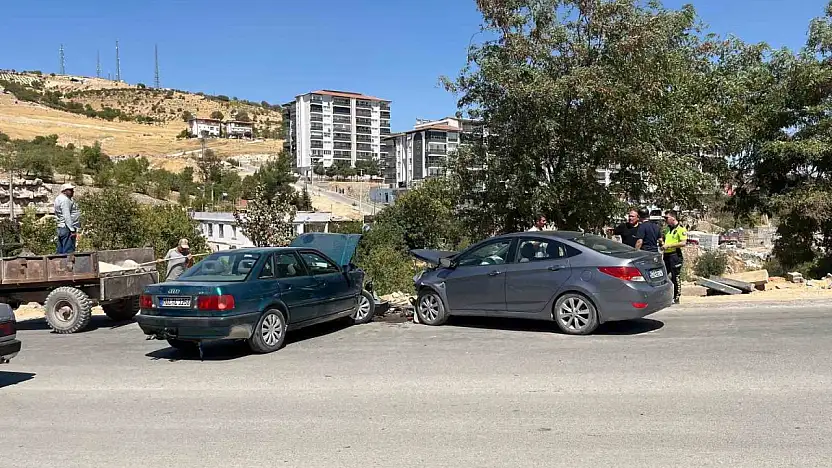 Besni'de 2 otomobil kafa kafaya çarpıştı: 2 yaralı