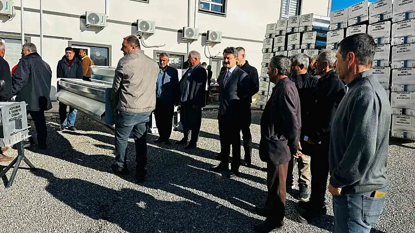 Besni'de 84 yetiştiriciye otomatik yemlik dağıtıldı