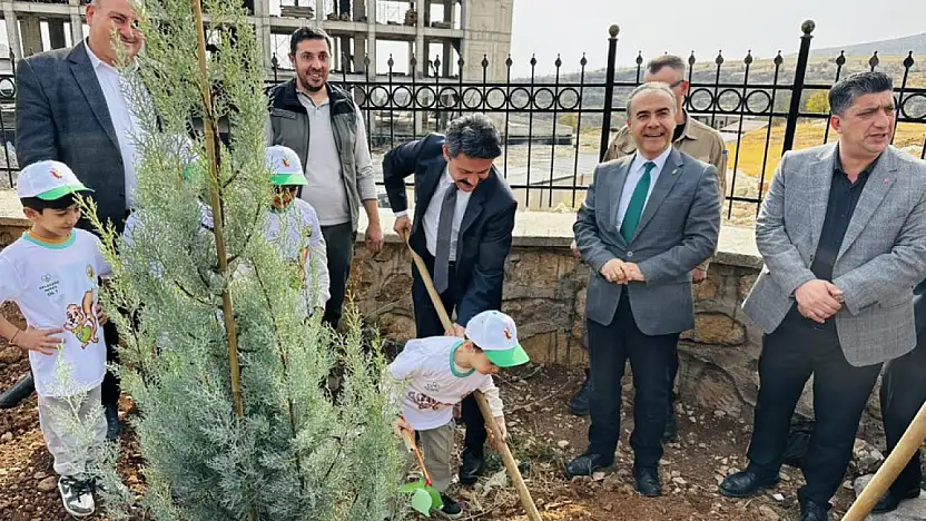 Besni'de fidanlar toprakla buluşturuldu