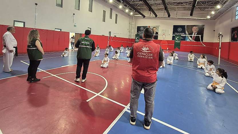 Besni'de genç sporculara bağımlılıkla mücadele eğitimi verildi