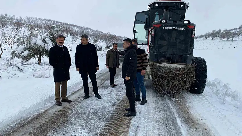 Besni'de kapanan köy yolları açılıyor