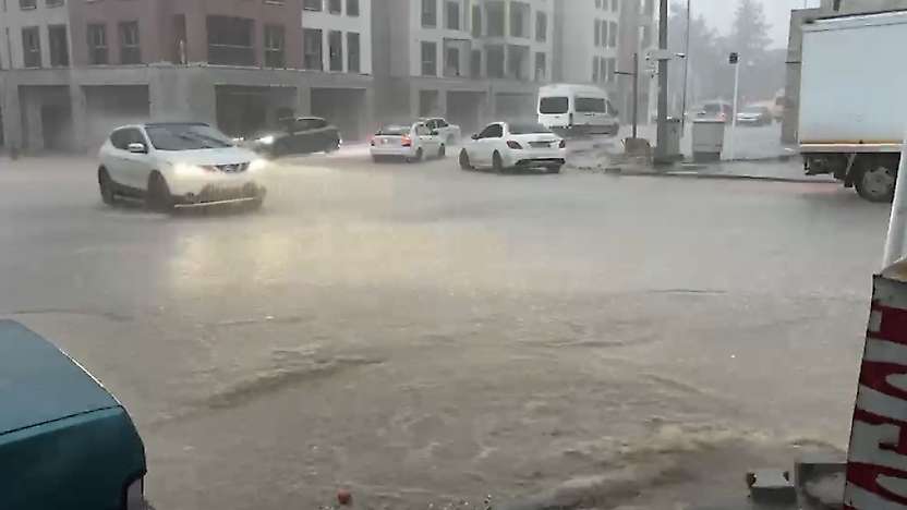 Besni'de sağanak yağış: Cadde ve sokaklar göle döndü