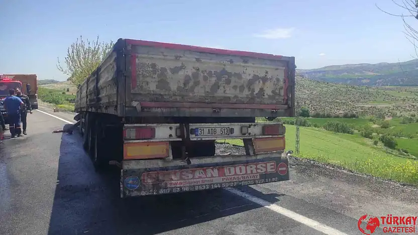 Besni'de seyir halindeki tır alev aldı