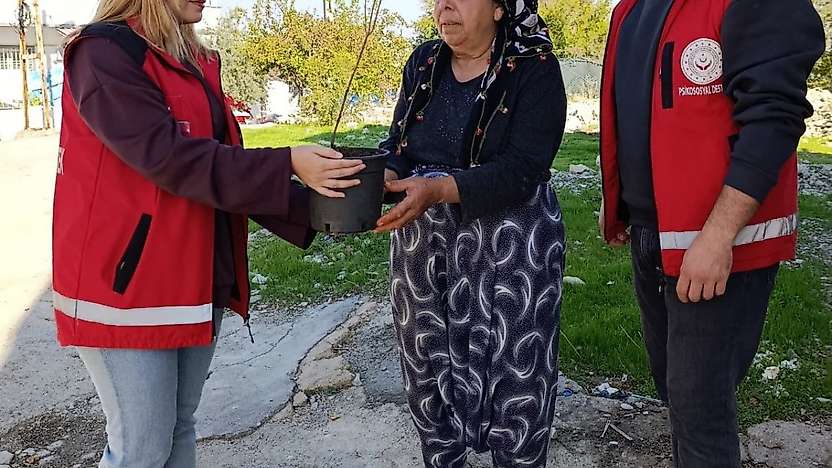 Besni'de yaşlılara fidan desteği