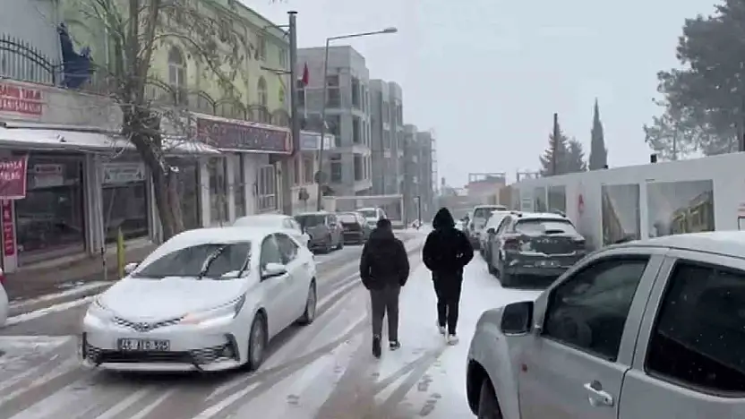Besni'de yoğun kar yağışı başladı