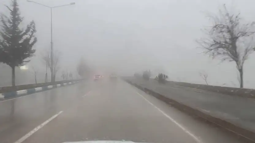 Besni'de yoğun sis ve sağanak etkili oldu