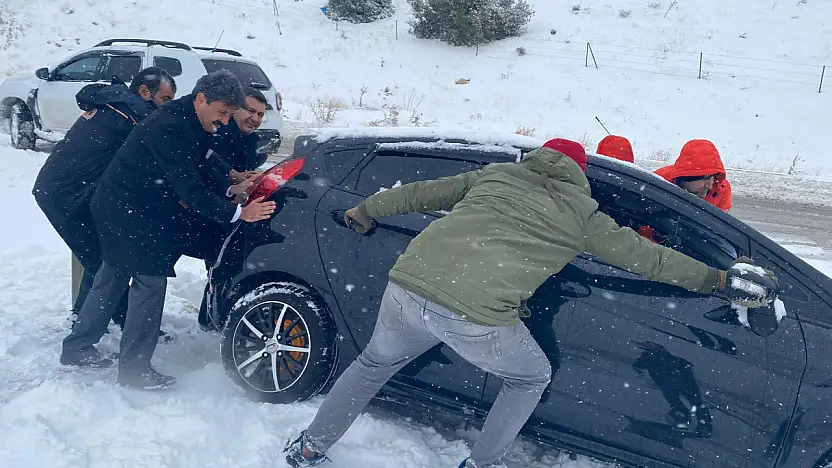 Besni Kaymakamı Aslan'dan örnek davranış: Yolda kalan araca destek verdi