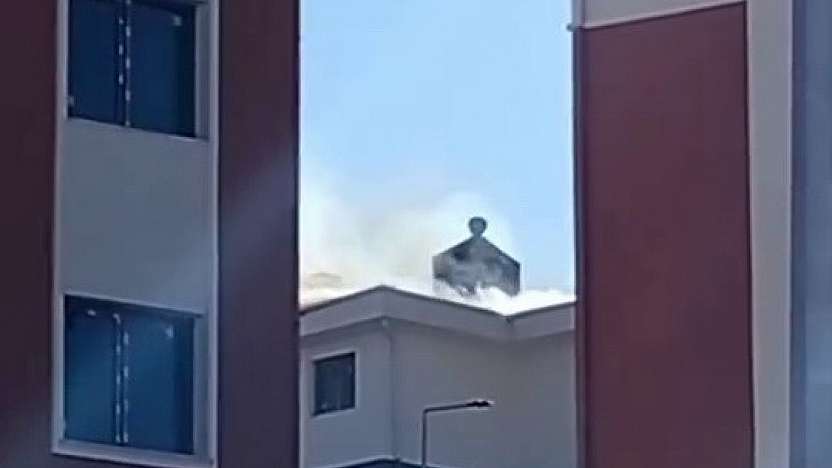 Binanın tepesinde korkutan yangın