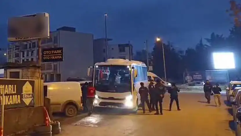 Binaya asılan pankart polis tarafından kaldırıldı