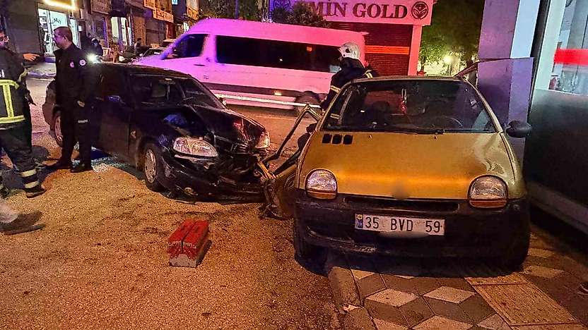 Kahta'da çarpışan otomobiller iş yerine daldı 2 yaralı