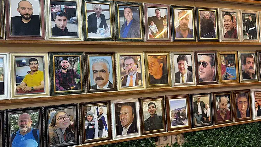 Deprem şehitlerinin fotoğrafları 3 yıldır çay ocağının duvarında asılı