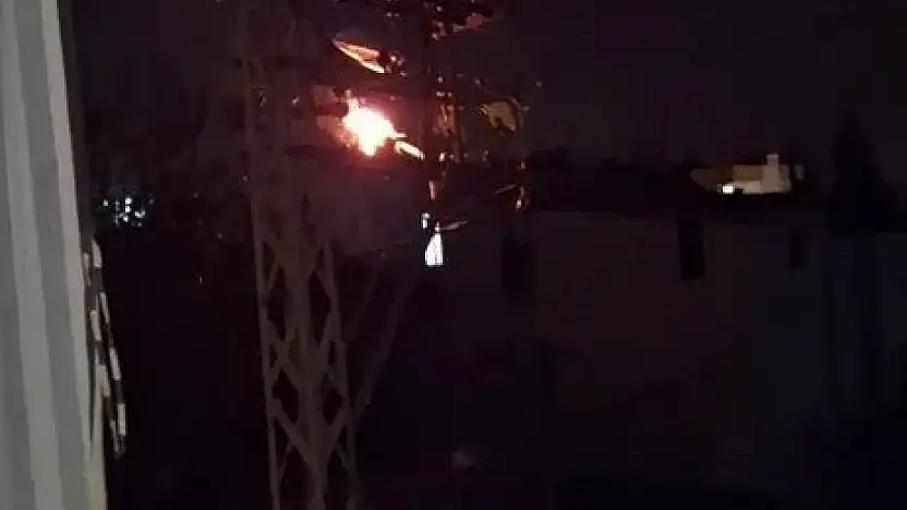 Elektrik direğinde korkutan yangın