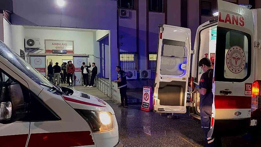 Kahta'da elektrik işçilerine araç çarptı: 1'i ağır 2 yaralı