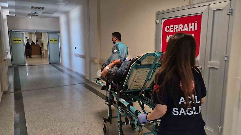 Adıyaman'da elinde tuttuğu bıçak kalçasına saplandı