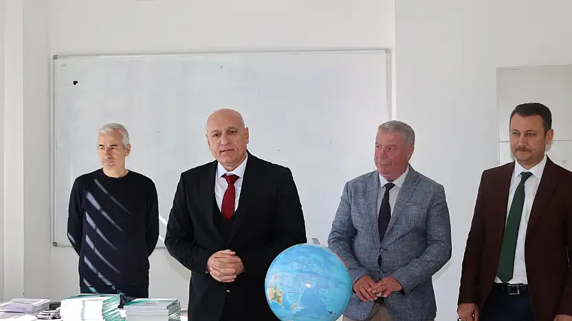 Elüstü Çelikhan'da spor tesisleri ve gençlik merkezini ziyaret etti