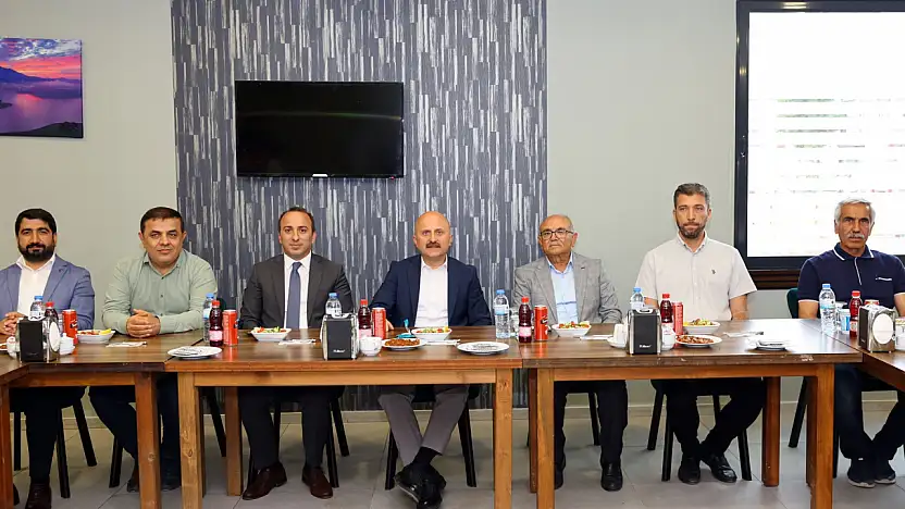 Emekli olan Mahmut İnan'a veda yemeği