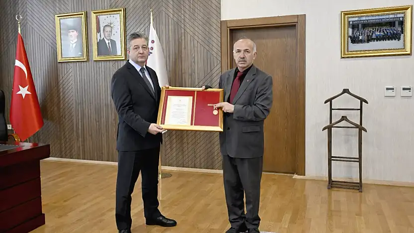 Enkazda kaybettiği Gazilik madalyasının yenisine kavuştu