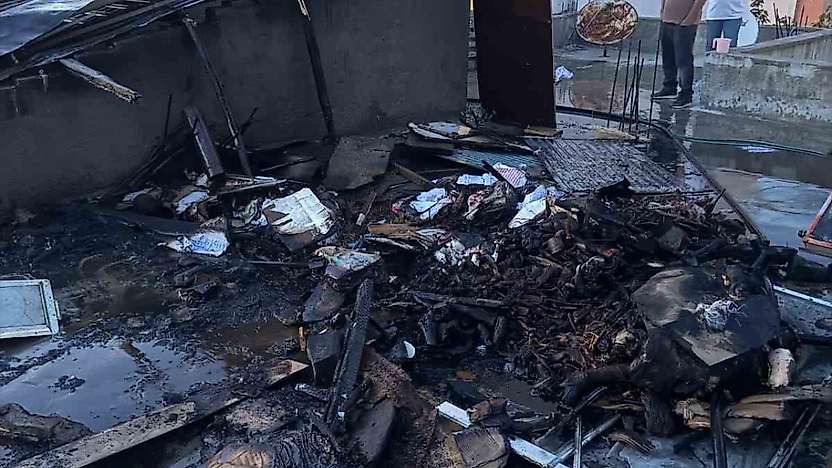 Kahta'da 3 Katlı Binanın Çatısında Yangın Çıktı
