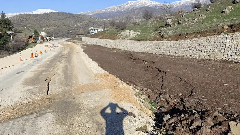 Gerger-Kahta Yolunda heyelan