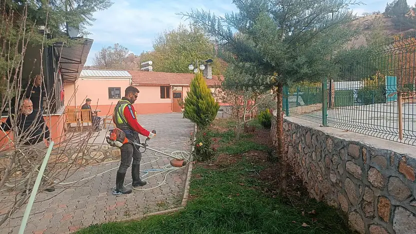 Gölbaşı Belediyesinden park ve refüjlerde bakım onarım çalışması