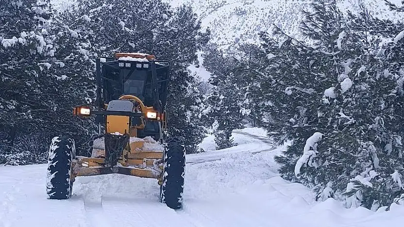 Gölbaşı'ında karla mücadele devam ediyor