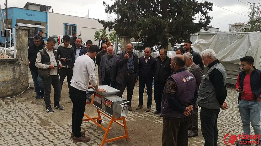Gölbaşı'nda 16 üreticiye üzüm sıkma makinası teslim edildi