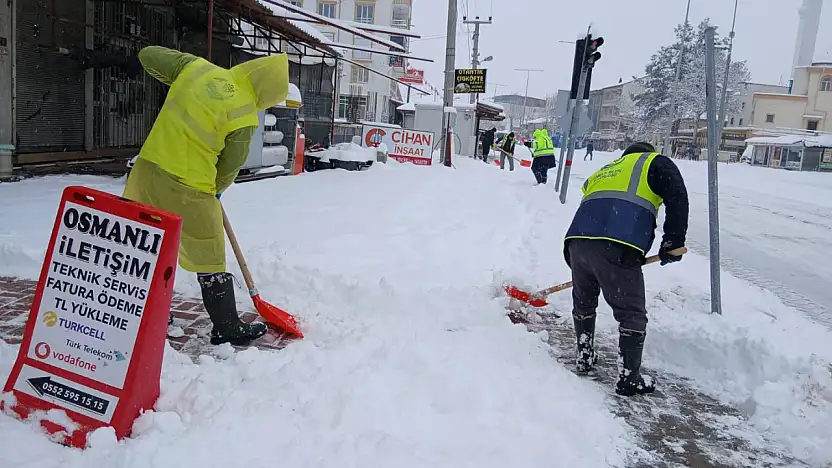 Gölbaşı'nda belediye ekiplerinin kar mesaisi