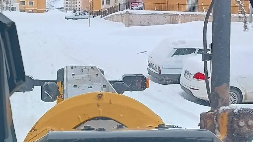 Gölbaşı'nda deprem konutlarında kar temizleme çalışması