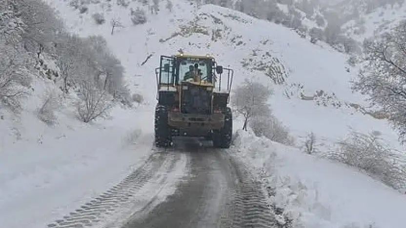 Gölbaşı'nda kapanan köy yollarını açma çalışmaları devem ediyor