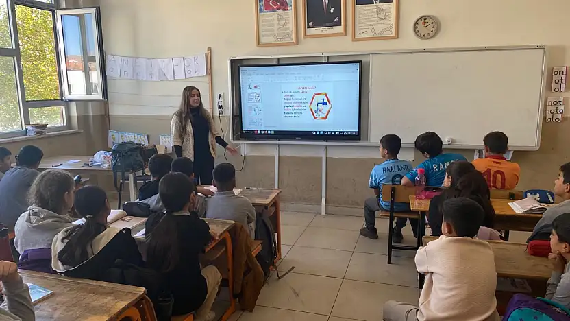 Gölbaşı'nda öğrencilere beslenme, hijyen ve ergenlik konularında eğitim verildi
